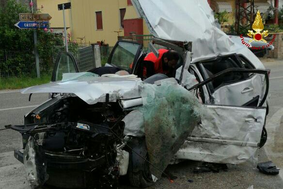 CON L'AUTO FUORI STRADA: GRAVE INCIDENTE NELLA NOTTE A MERLARE